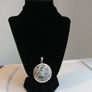 Stone pendant necklace NWOT